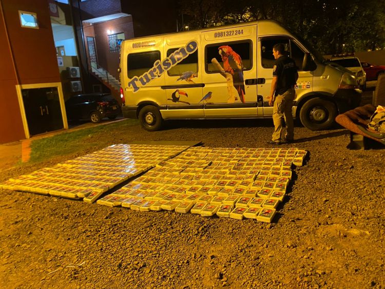 Minibús cae con más de 380 kilos de cocaína en Hernandarias