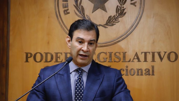 Ovelar asegura que le exigieron a Hernán Rivas que aclare la legalidad de su título