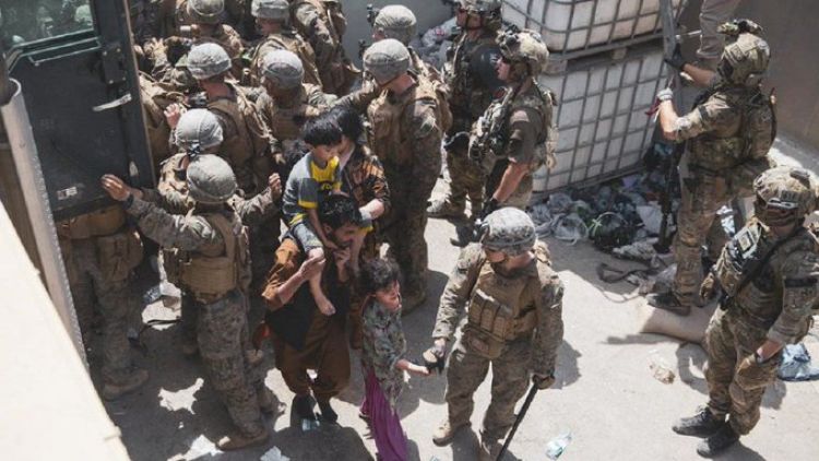 Reanudan evacuaciones tras atentado en aeropuerto de Kabul