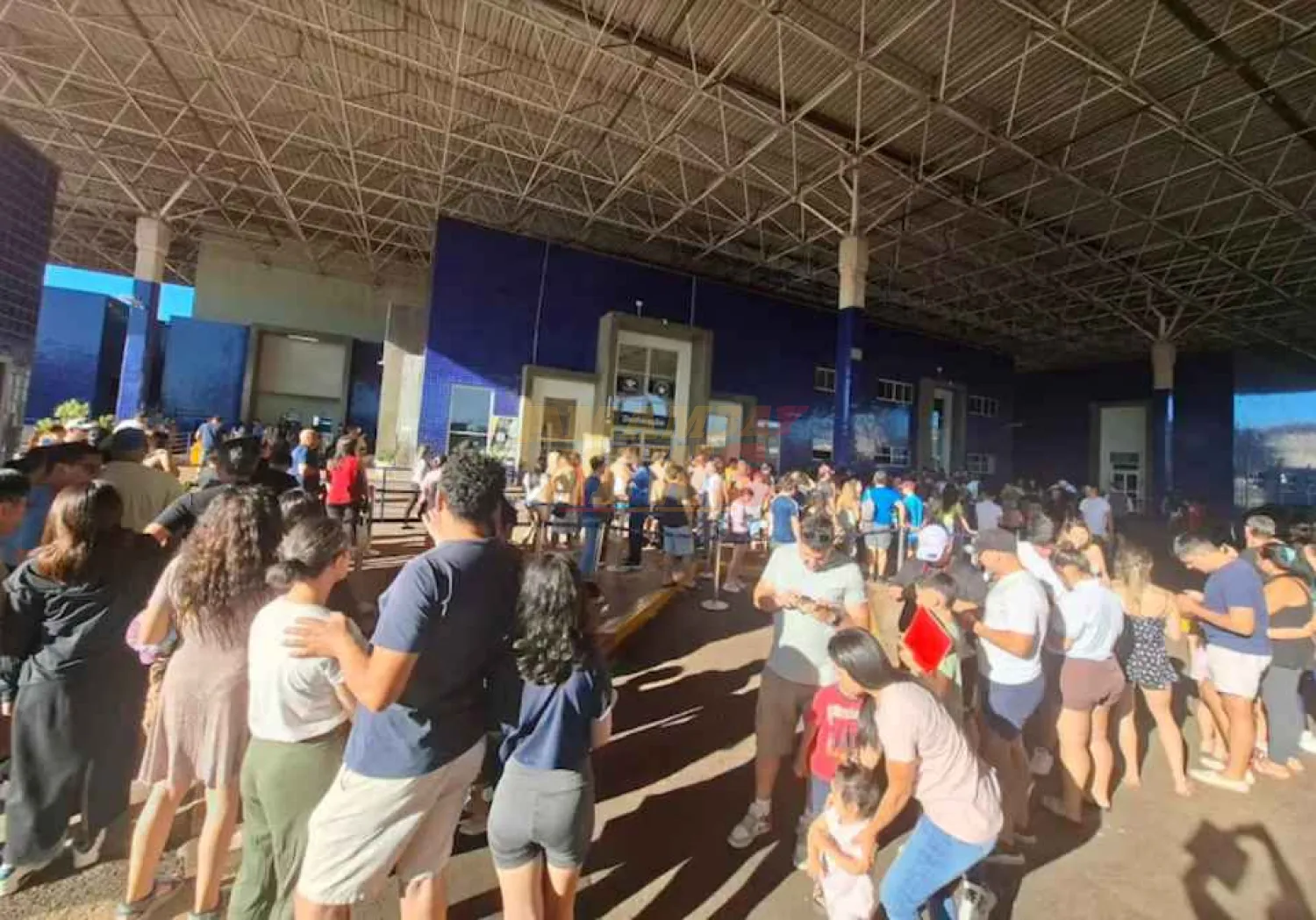 ¡Atención viajeros al Brasil! Hay demoras y largas filas para cruzar a Foz de Yguazú