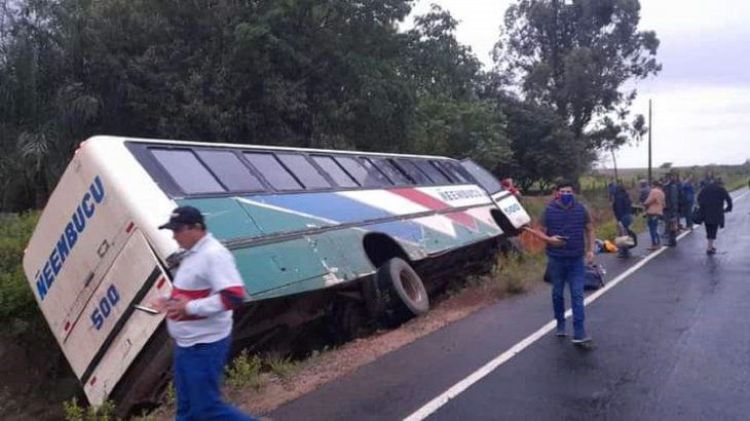 Colectivo con 15 pasajeros fue a parar a la cuneta, en Santa Rita, Misiones