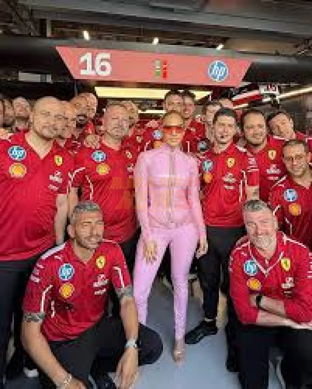 Jennifer Lopez revolucionó el GP de Arabia Saudita de la F1 con una visita a la escudería Ferrari