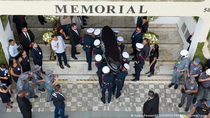 Pelé es enterrado en una ceremonia privada tras masivo homenaje en Santos