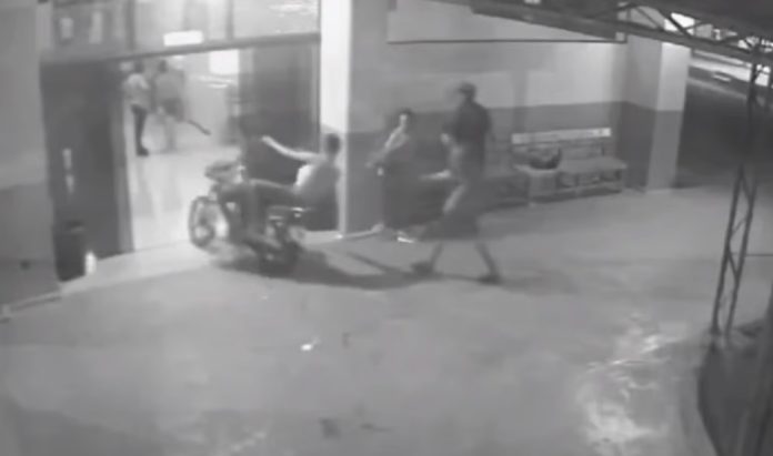 Patoteros ingresan a hospital armados con machetes exigiendo atención para heridos en trifulca