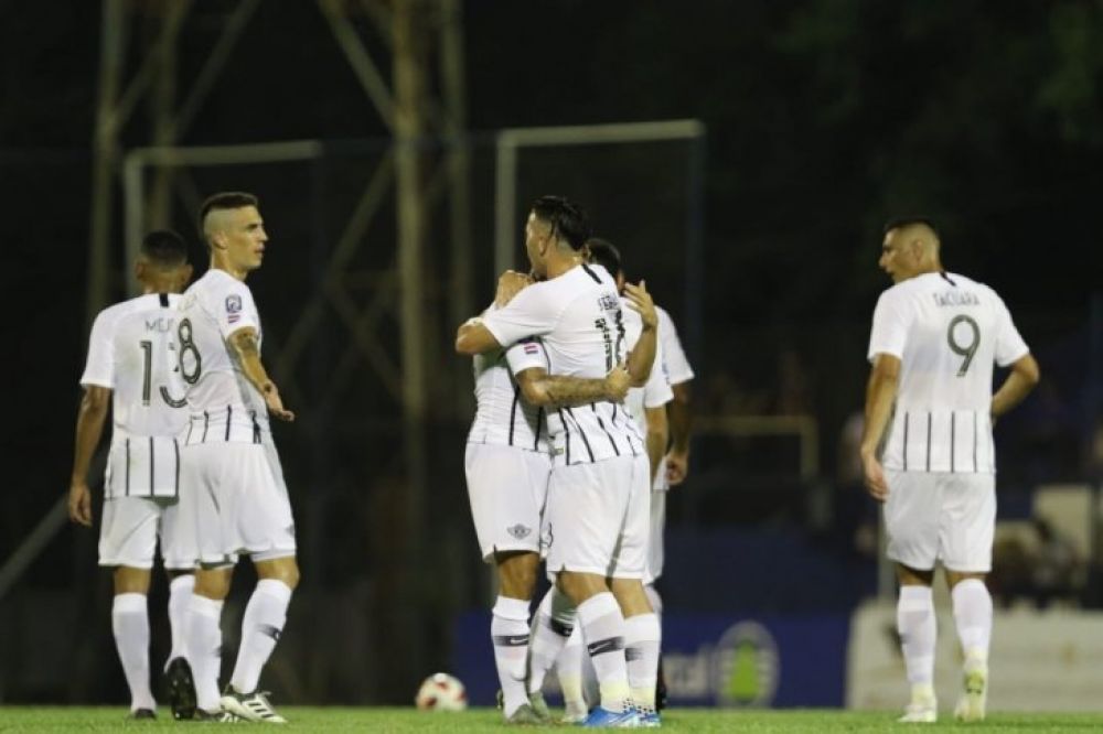 Libertad sufre pero sigue siendo líder del torneo Apertura