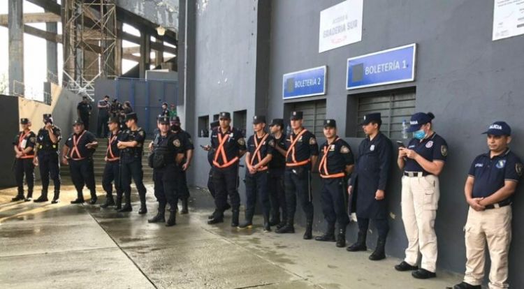 Previa al clásico con 15 menores detenidos, dos con puñales y armas de fuego