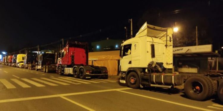Desde la madrugada, camioneros se apoderaron de la Costanera