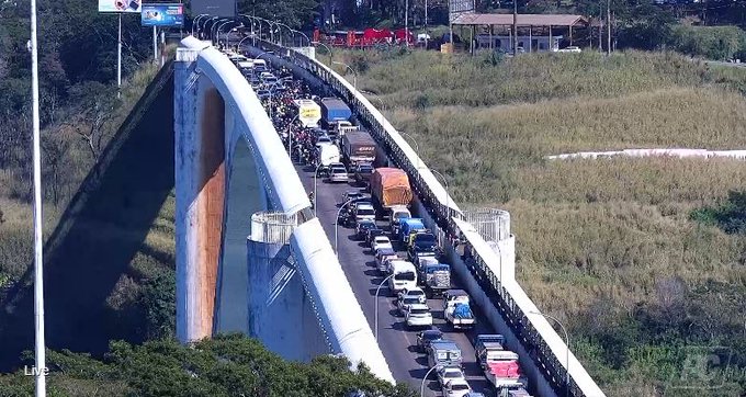 Mototaxistas bloquean paso por el Puente de la Amistad