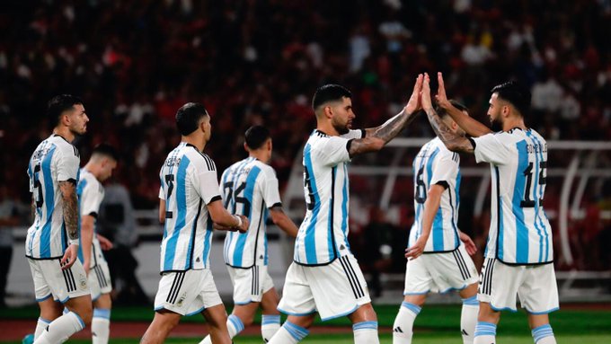 Sin Messi ni Di María, los campeones del mundo dan espectáculo