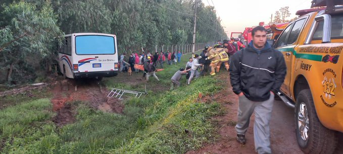 Violenta colisión entre un bus y una camioneta dejó un muerto y 25 heridos