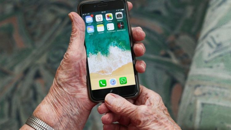 Aumenta uso de internet en adultos mayores por COVID-19