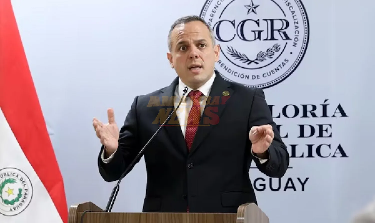 Libro del contralor fue pagado por sus amigos y el Estado