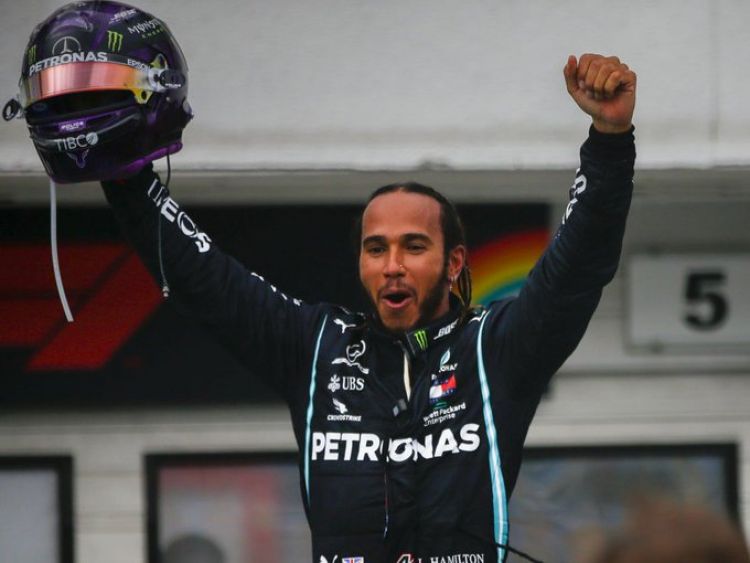 Hamilton renueva un año con Mercedes
