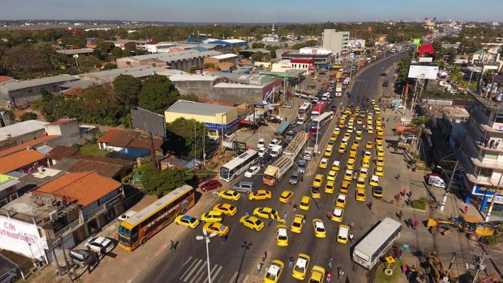 Taxistas bloquean Transchaco frente a la Expo