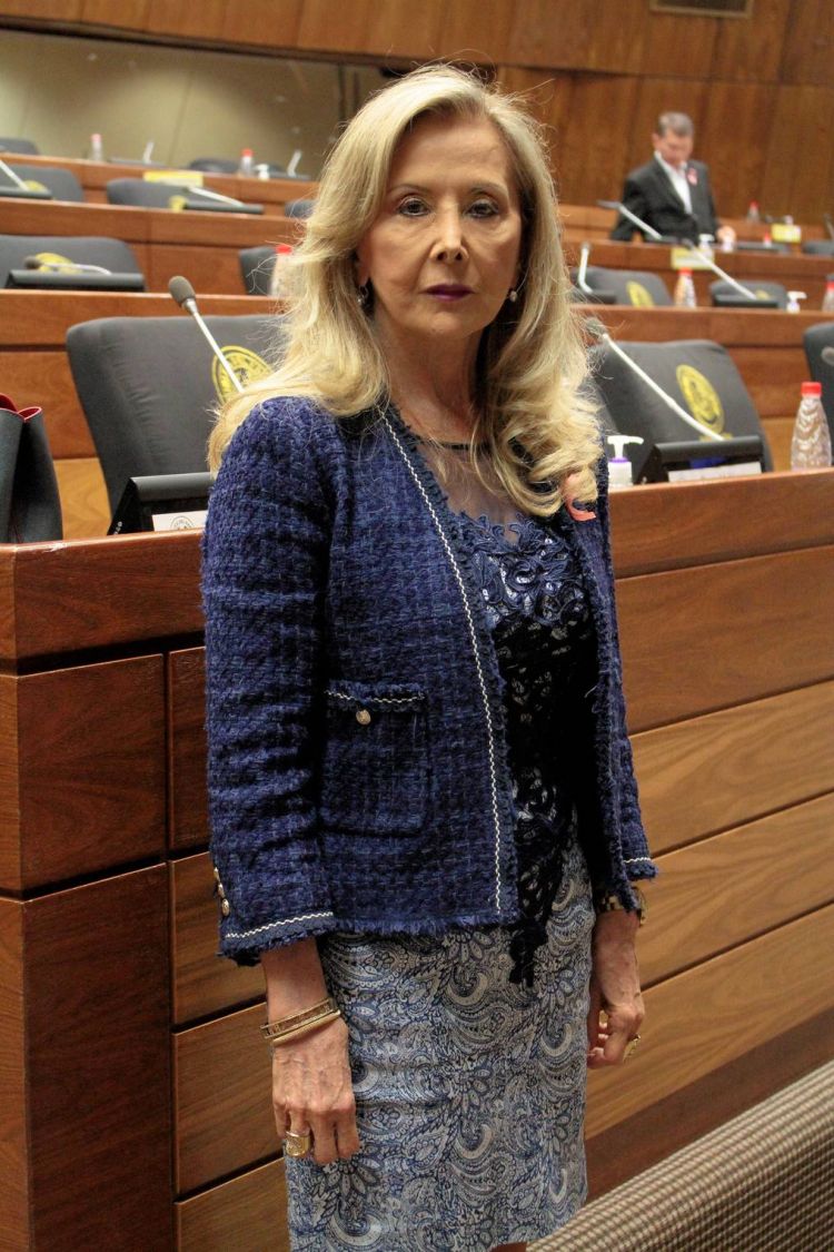 Senadora habría recibido la vacuna como personal de blanco y encamado, según ministro