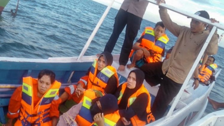 Veintiséis personas desaparecidas tras hundimiento de un ferry en Indonesia