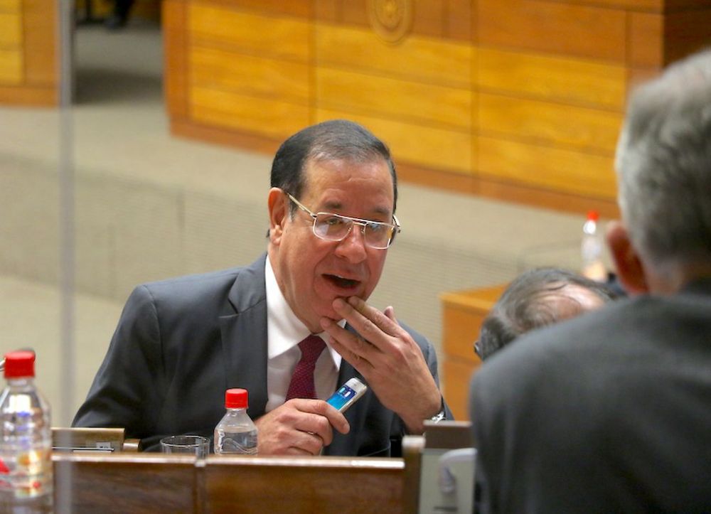 No puede justificar cómo tiene tanto dinero, dice abogado denunciante contra Cuevas