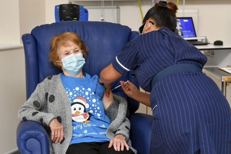 Una mujer de 90 años en el Reino Unido se convierte en la primera persona en recibir la vacuna de Pfizer