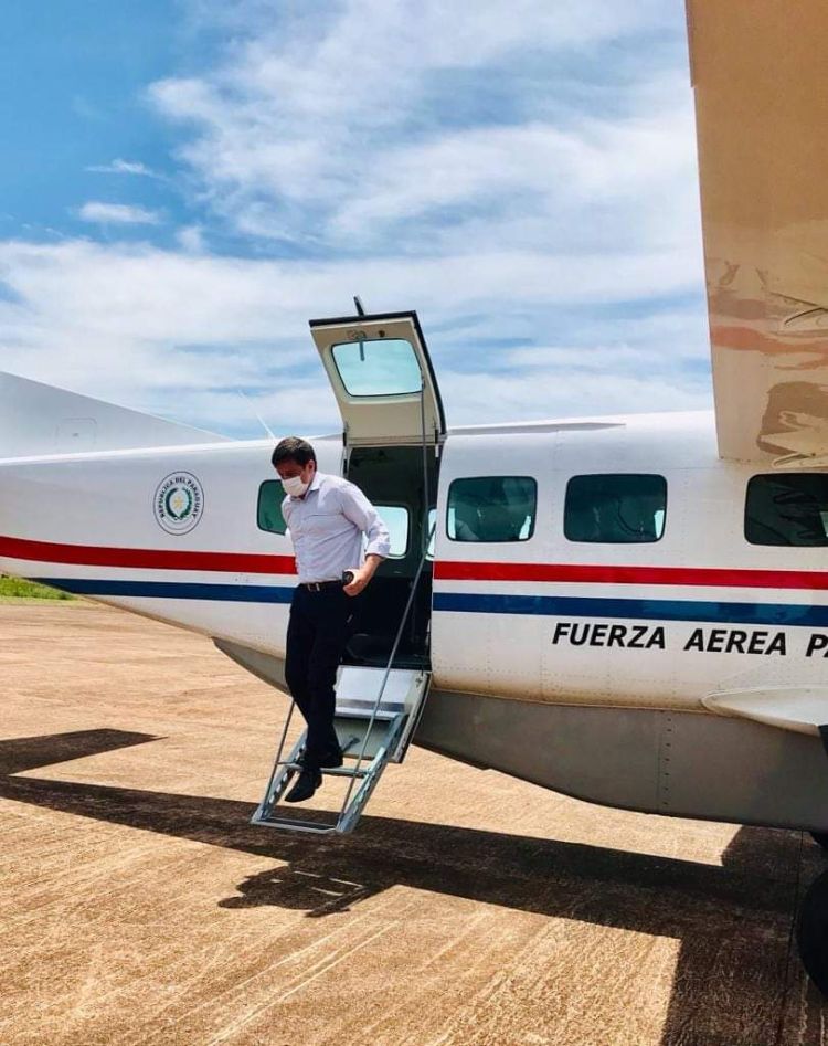 Ministro Brunetti vino en avión de la Fuerza Aérea en Amambay para «arreada» de profesores
