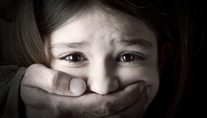 Incautan material presuntamente ilegal de menores de edad y hay detenidos