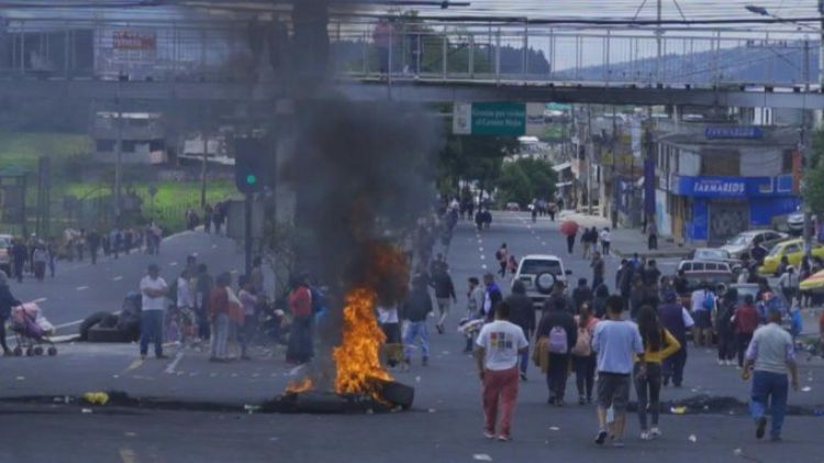 Paro indígena en Ecuador continúa con cierre de rutas en 17 provincias del país
