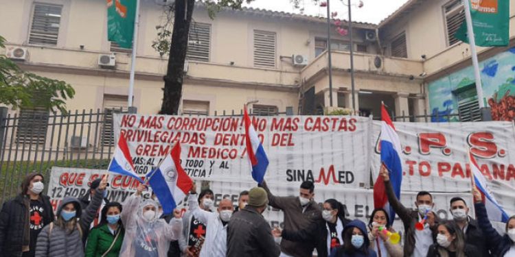 Médicos podrían extender la huelga por 2 semanas más por la falta de respuesta del gobierno