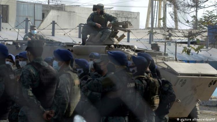 Ecuador: presos disparan contra policías tras motín con 118 muertos