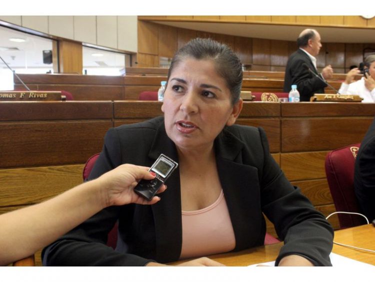 Jueza admite imputación contra diputada Medina