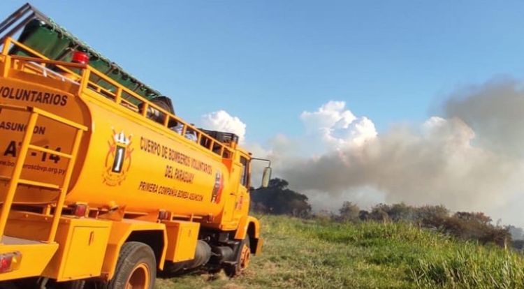 Ordenan acuartelamiento de bomberos por los incendios forestales