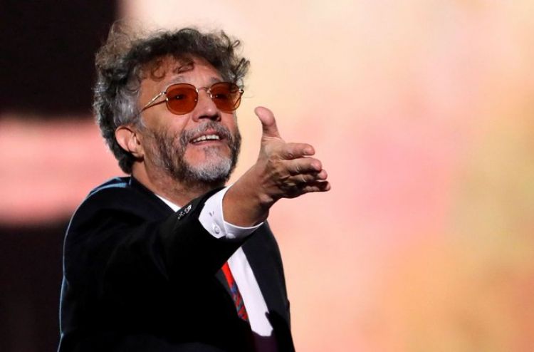 Fito se sienta al piano bajo "la luz dorada" para cerrar su personal trilogía