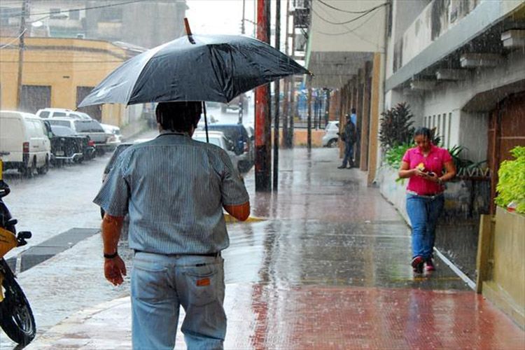 Lunes con lluvias dispersas y ocasionales tormentas eléctricas