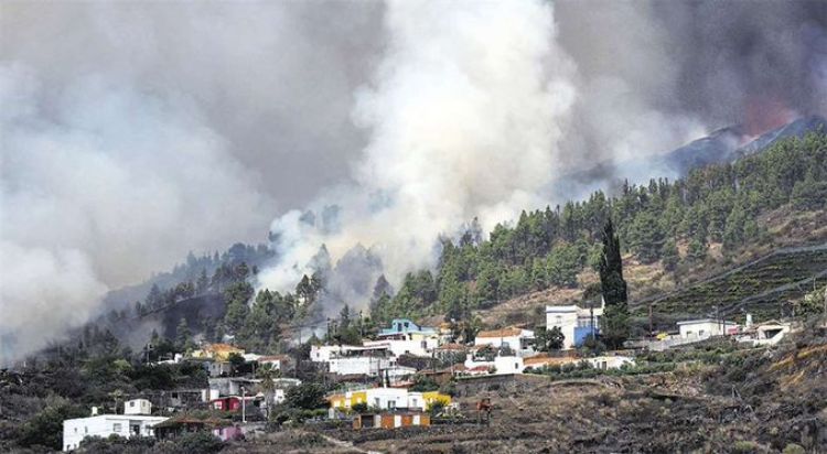 Temen gases tóxicos por lava volcánica en Canarias