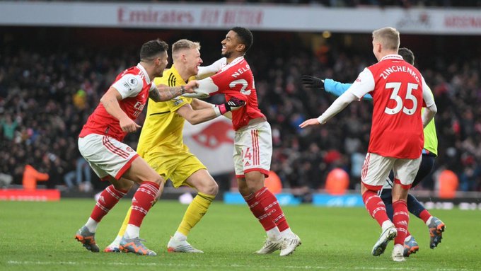 El Arsenal gana al límite