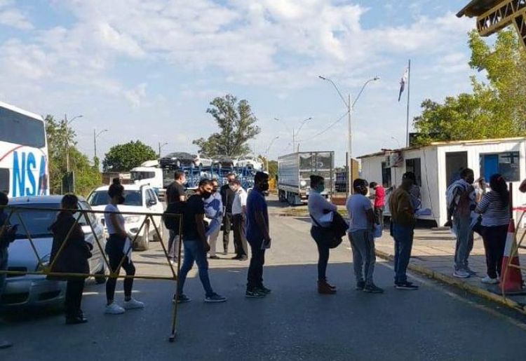 Aplicarán multas a quienes no se realicen el test del Covid-19 al ingresar al país