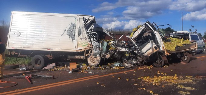 Un muerto y dos heridos en un fuerte accidente de tránsito entre dos camiones en Itapúa