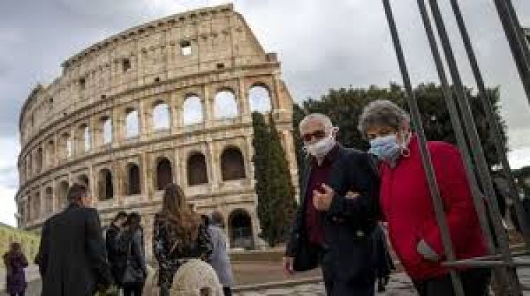 Italia evaluará más restricciones a los no vacunados si suben los contagios
