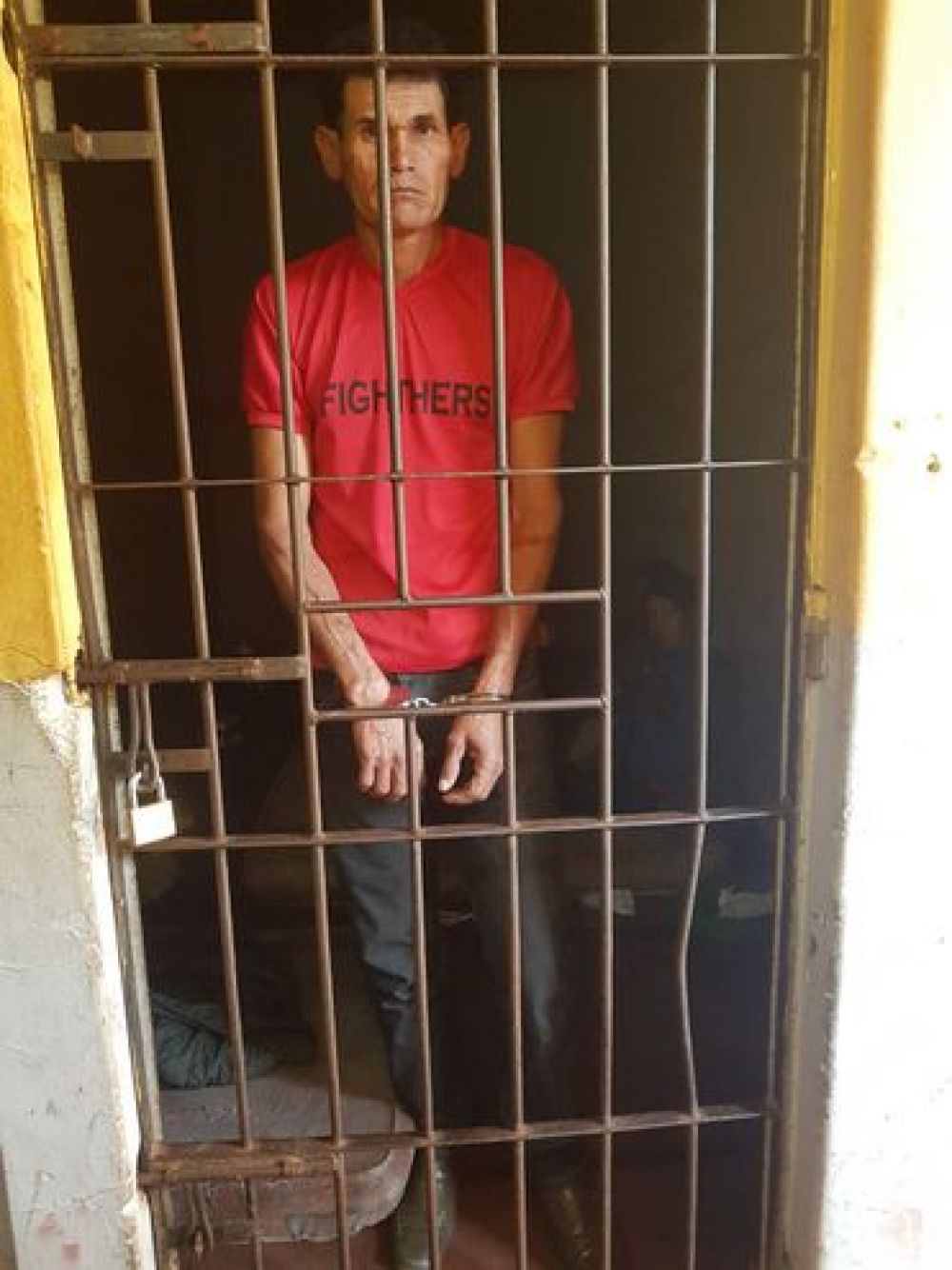 Detienen a guardia sospechoso de asesinato frente al complejo 98