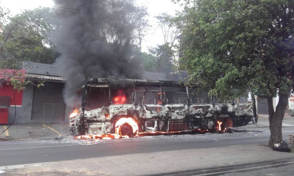 Arde un colectivo en Asunción