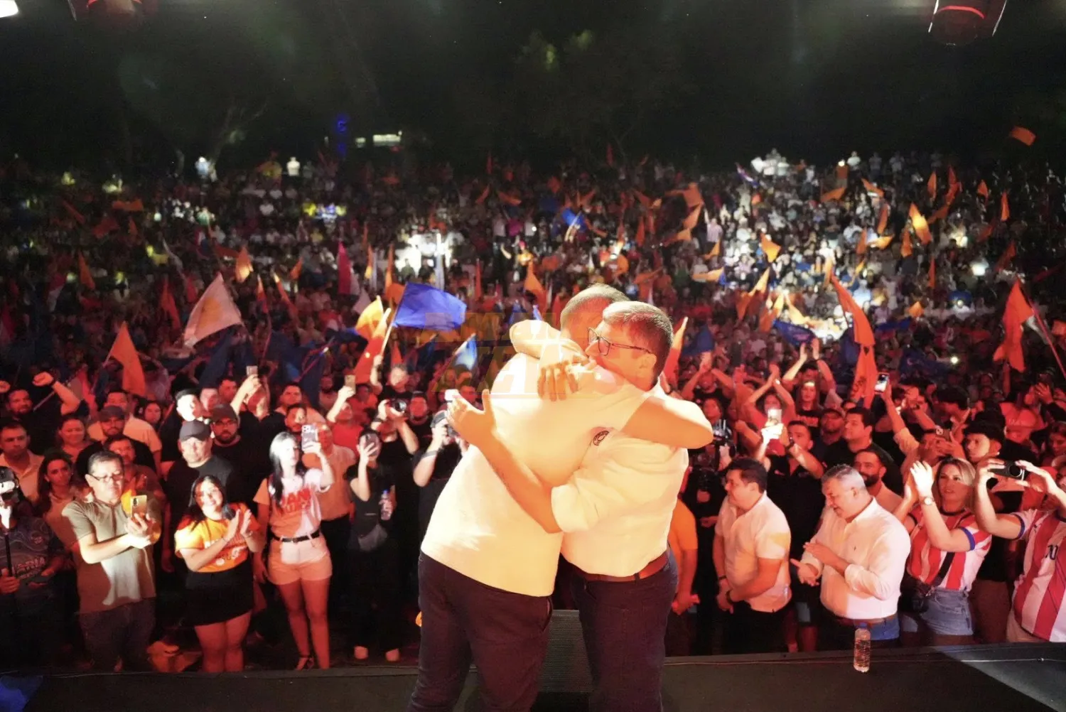 Multitudinario cierre de campaña de Mujica en CDE: Prieto espera 100 mil votos el domingo