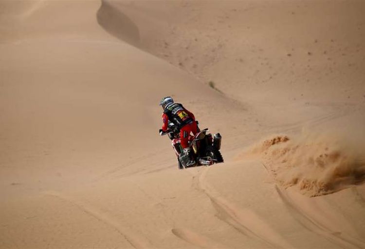 El chileno Cornejo lidera clasificación de motos del Dakar tras ser segundo en la etapa