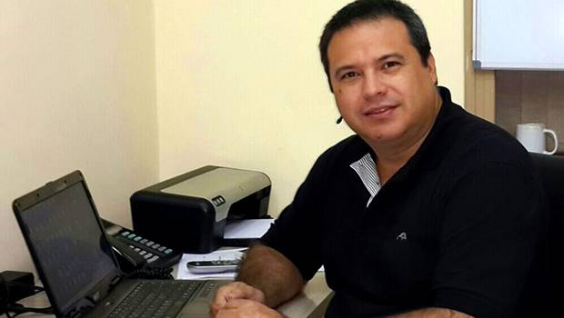 Procesan al periodista Carlos Granada, por coacción sexual