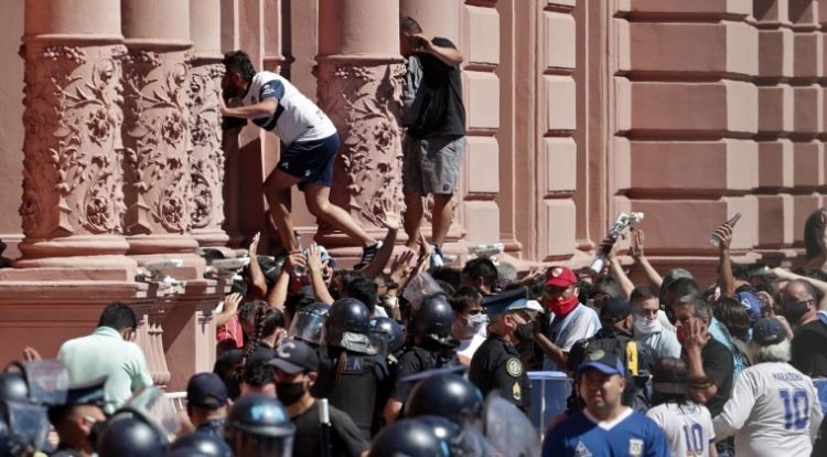 Se desborda velatorio de Maradona y Policía reprime con disparos