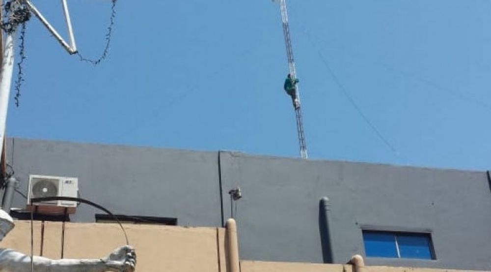 Funcionario de la Municipalidad de Lambaré amenaza con tirarse desde la antena