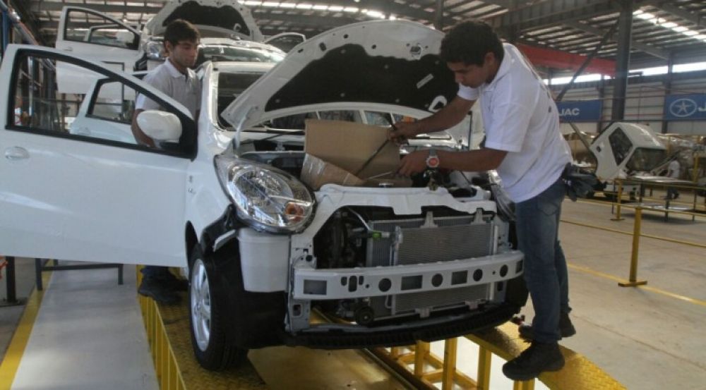 Paraguay firma acuerdo de libre comercio automotriz con Argentina