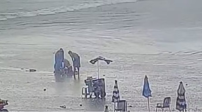 Un rayo mató a una mujer de 60 años e hirió a siete personas más en una playa de Brasil