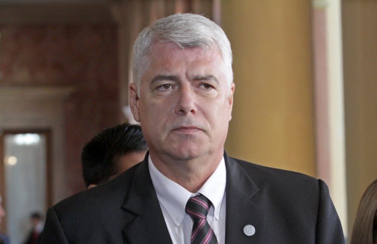 Wiens defiende seguro vip de US$ 12 millones y aplica "modo avin" a pasarela de oro