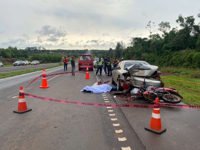 Motociclista muere al estrellarse contra automóvil estacionado en la banquina