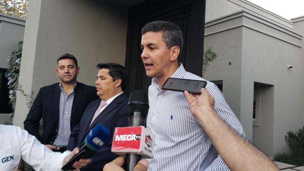 Tras denuncia presentada por Cartes, Santiago Peña da su voto de confianza al FGE