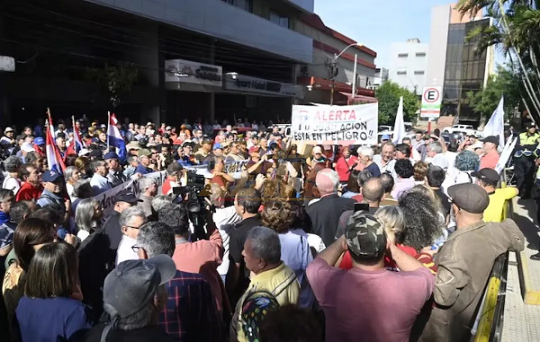 Asegurados del IPS protestan por crisis sanitaria