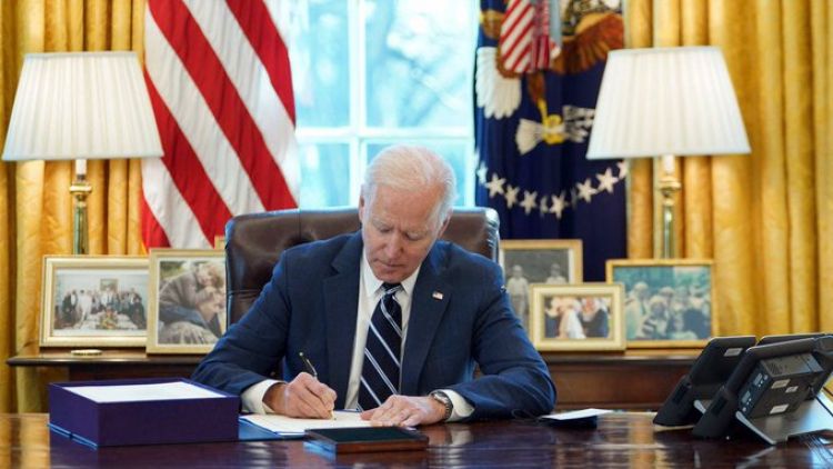 Es oficial: Biden firma plan de rescate